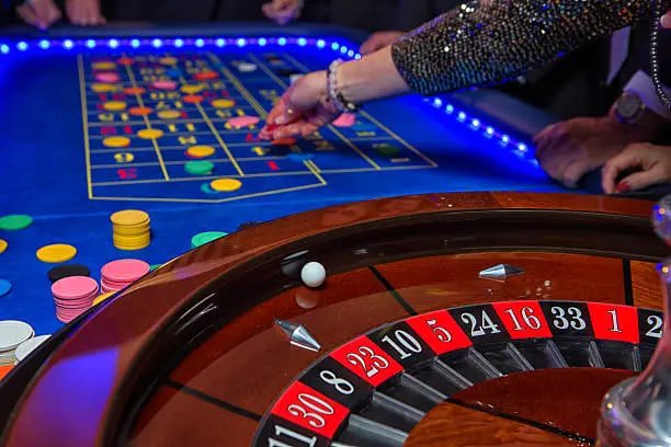 Tabel pembayaran Caribbean Stud Poker menampilkan nilai untuk setiap kombinasi kartu