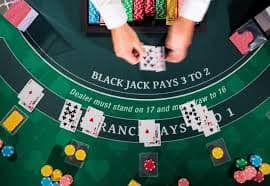 Antarmuka Monopoly Live di aplikasi Android joinbet dengan dealer langsung dan papan permainan interaktif